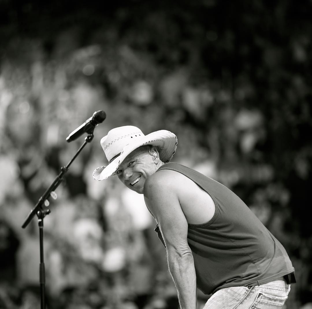 Kenny Chesney, Garth Brooks ties with most number 1s